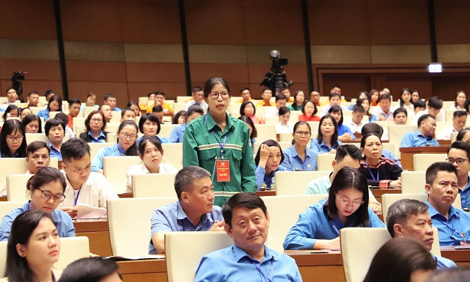 chị Lương Thị Tho, công nhân Xí nghiệp Quản lý và xử lý chất thải Đình Vũ (thành phố Hải Phòng).