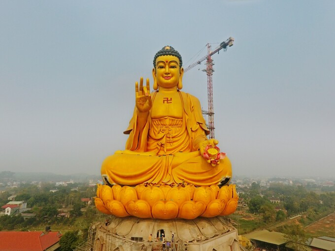 Tượng Phật A Di Đà lớn nhất Đông Nam Á trong những ngày sắp hoàn thiện. Ảnh: Chùa Khai Nguyên.