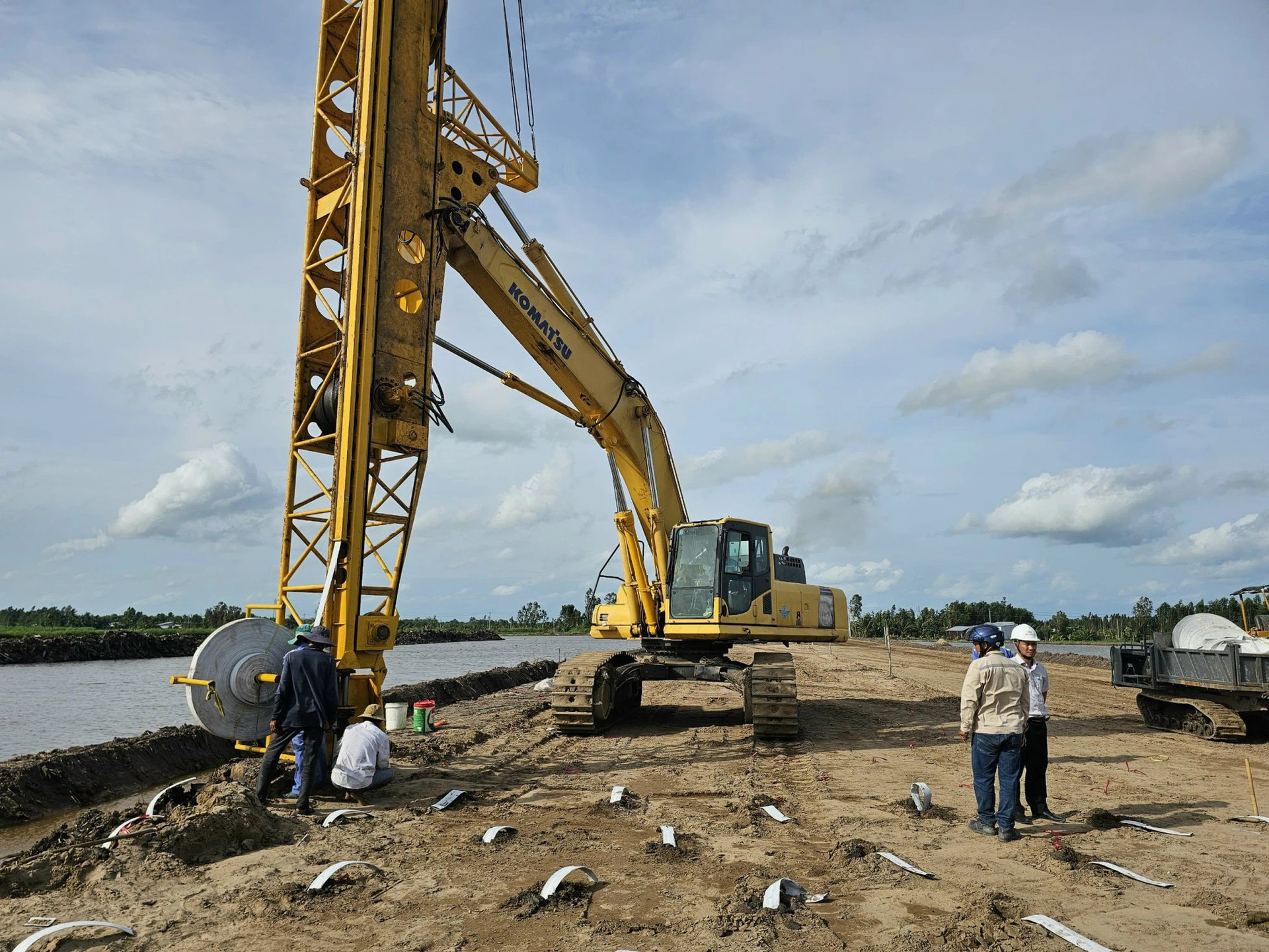 Thiếu vật liệu và mặt bằng, cao tốc Bắc-Nam giai đoạn 2 'chật vật' giữ tiến độ - Ảnh 1.