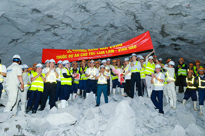 Lễ thông hầm Núi Vung