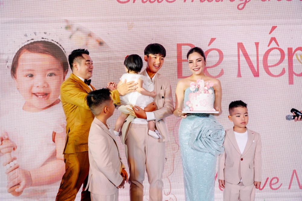 Hoa hậu Việt sinh 4 con cho chồng đại gia, U50 vẫn giữ được vóc dáng trẻ đẹp, ở trong biệt thự 600m2 với hàng chục người giúp việc phục vụ Hoa hậu Việt sinh 4 con cho chồng đại gia, U50 vẫn giữ được vóc dáng trẻ đẹp, ở trong biệt thự 600m2 với hàng chục người giúp việc phục vụ