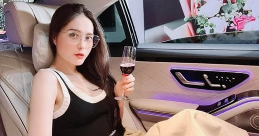 Nữ đại gia BĐS quận 7 mạnh tay chi tiền tại gian hàng ‘quý tộc’ của Thái Công, từ bình hoa 32 triệu đến dàn nến thơm cũng có giá gần 50 triệu