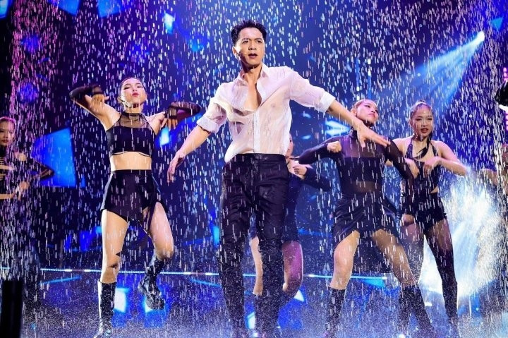 Nửa năm sau khi lãnh đạo 'ra mắt showbiz': Cổ phiếu SHB và ACB cùng xác lập nhiều kỷ lục