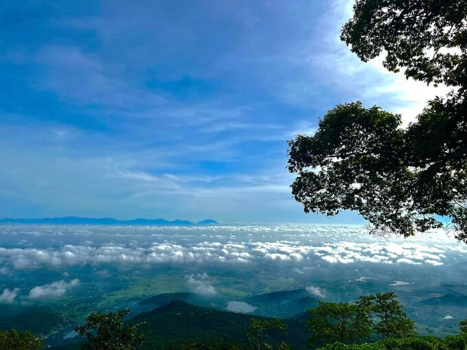 Dãy Ba Vì là nơi có đỉnh núi cao 1.296m, đây cũng là đỉnh cao nhất Hà Nội