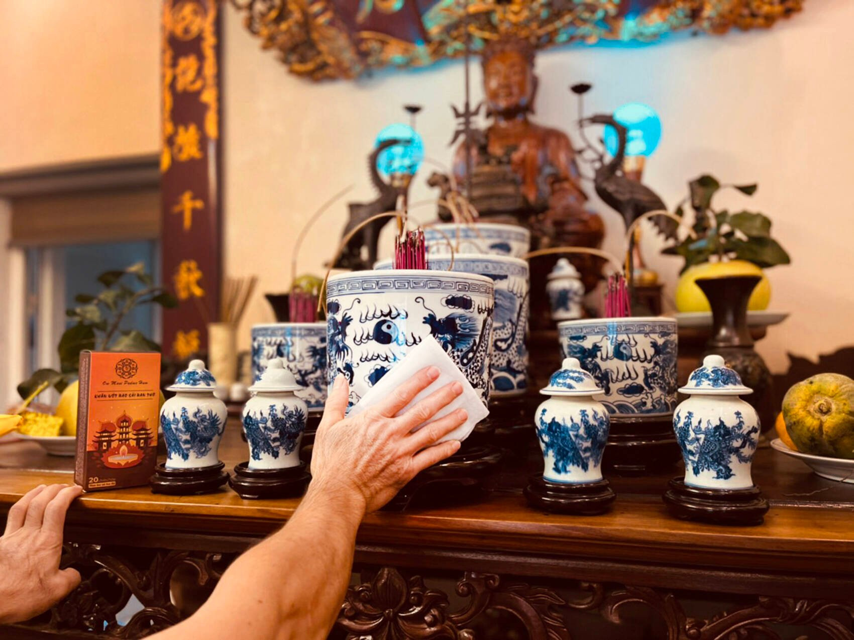 Sau ngày ông Công ông Táo sẽ thực hiện bao sái, tỉa chân nhang