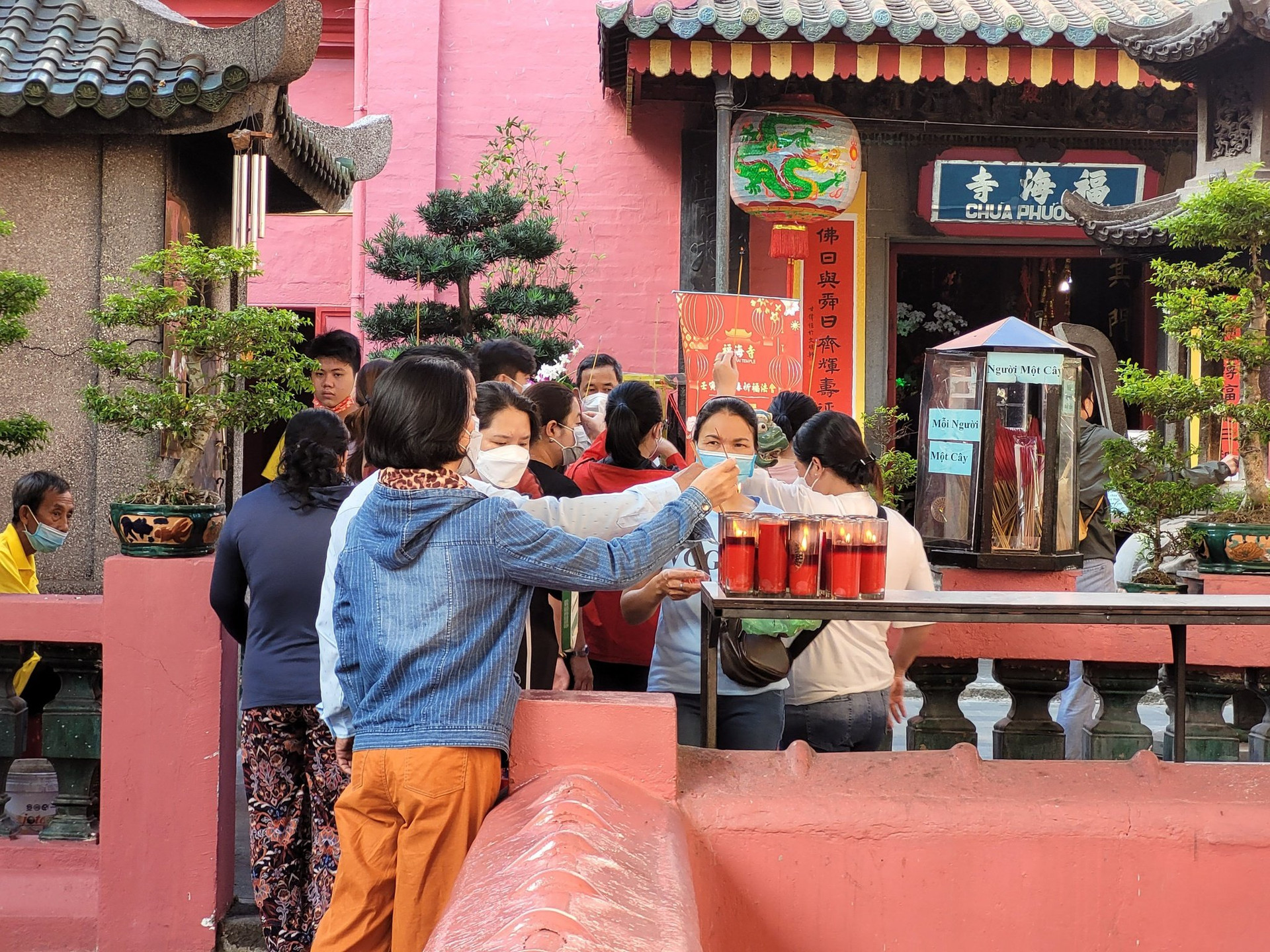 Gia chủ cần sắm sửa tâm thân sạch sẽ trước khi cúng, cúng ở nhà và sau đó nên đi chùa, làm việc thiện để tăng phước báu, có thể phóng sinh, thả hoa đăng...