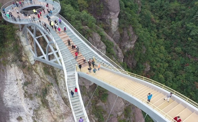 RuyiGlassFootbridgeSteps