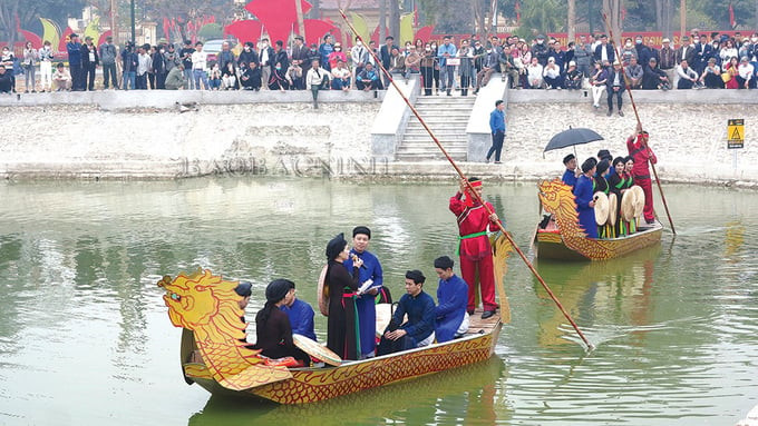 Các liền anh, liền chị hát Quan họ.