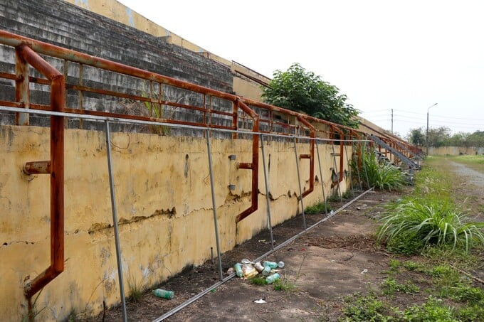 Chai nhựa nằm đầy dưới mặt đất, hàng rào khu vực khán đài đã rỉ sét