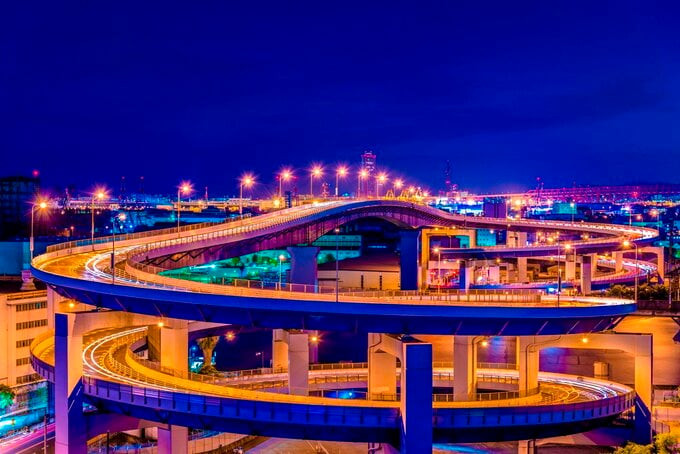 Cây cầu có tổng chiều dài là 1.228m, cao 36m