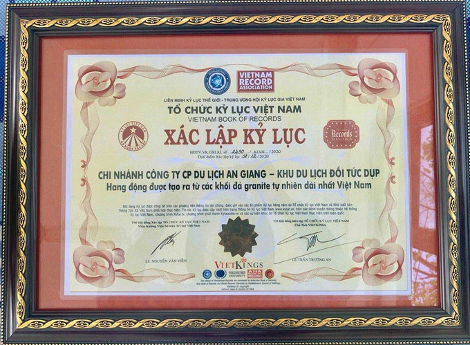 Xác lập kỷ lục Hang động được tạo ra từ đá Granitte hoang sơ tự nhiên trong lòng đồi dài nhất Việt Nam. Ảnh: Khu du lịch Tức Dụp