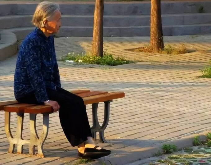 Cảm giác cô đơn và bất lực trong tâm hồn này là điều mà tiền bạc không thể bù đắp (Ảnh: Sohu)