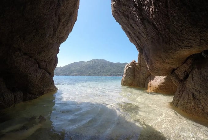 Một hang động trên đảo. Ảnh: Sưu tầm