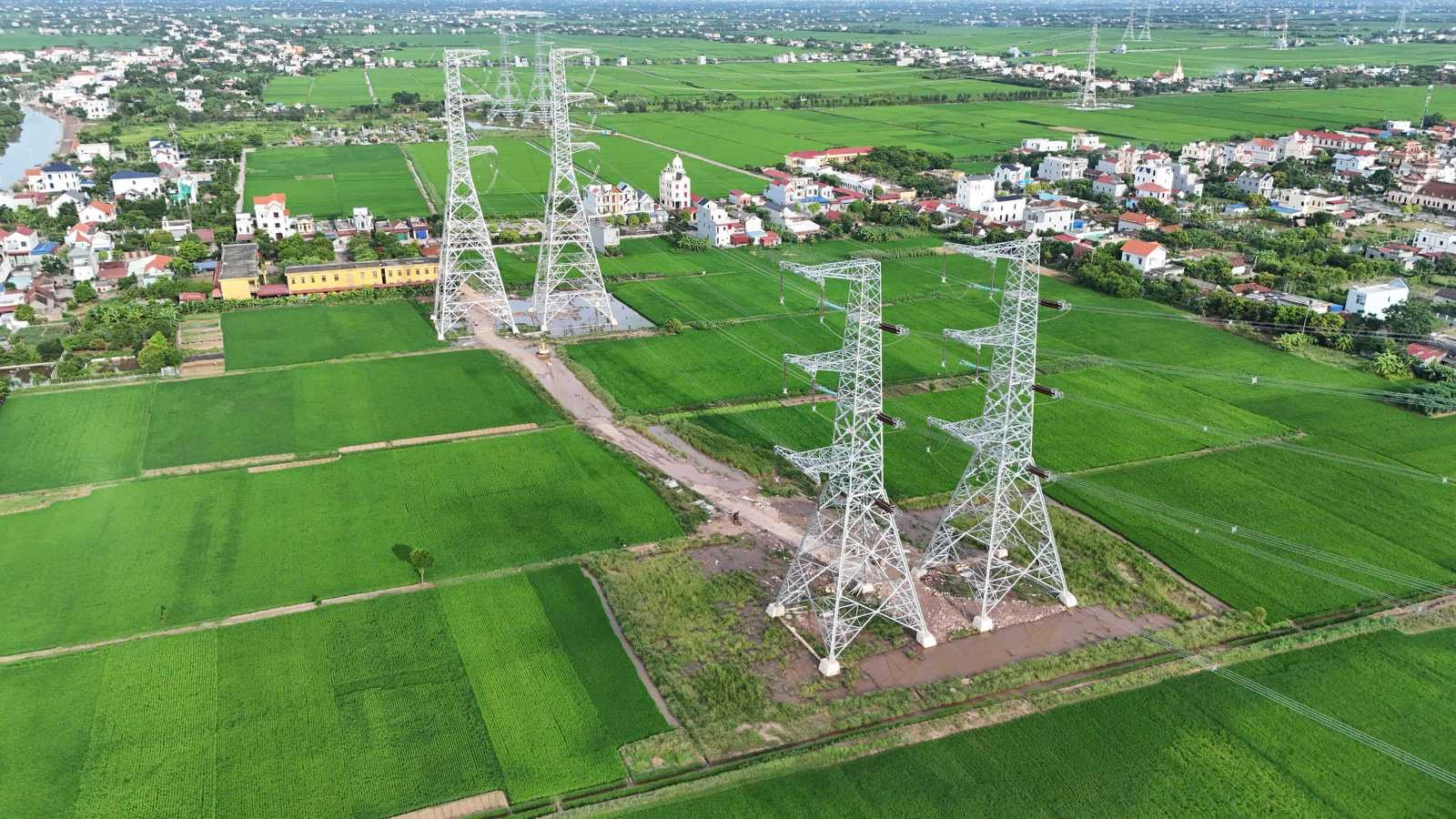 Công trình 500 kV mạch 3 có ý nghĩa đặc biệt quan trọng, tạo động lực, truyền cảm hứng cho người dân, doanh nghiệp và cả hệ thống chính trị*- Ảnh 2. Công trình 500 kV mạch 3 có ý nghĩa đặc biệt quan trọng, tạo động lực, truyền cảm hứng cho người dân, doanh nghiệp và cả hệ thống chính trị*- Ảnh 2.