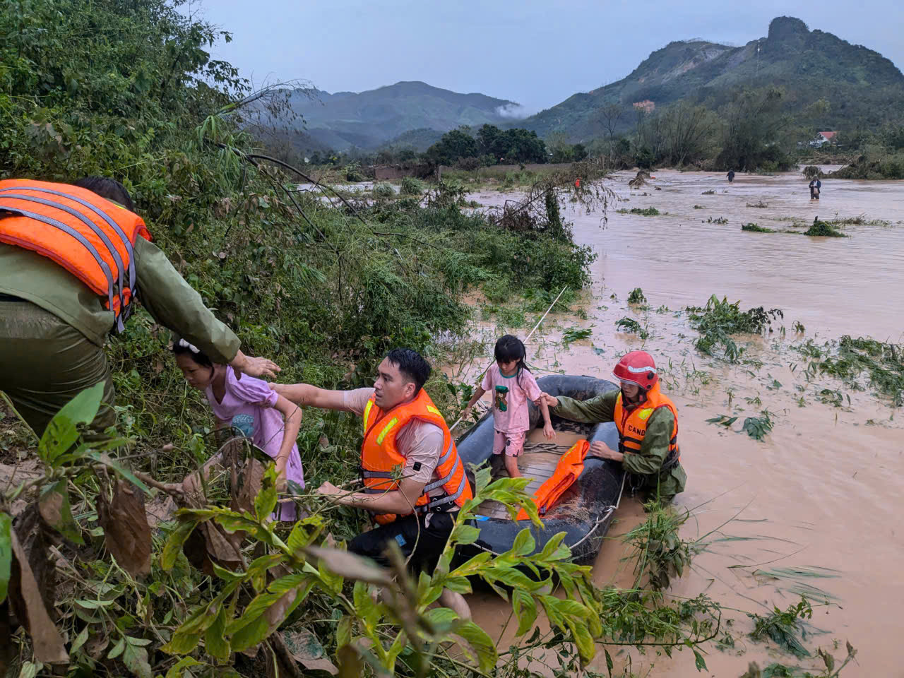 Kịp thời đưa 81 người ở điểm bị ngập sâu tại Quảng Ninh đến nơi an toàn- Ảnh 1. Kịp thời đưa 81 người ở điểm bị ngập sâu tại Quảng Ninh đến nơi an toàn- Ảnh 1.