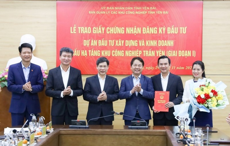 Yên Bái trao Giấy chứng nhận đăng ký đầu tư xây dựng và kinh doanh kết cấu hạ tầng KCN Trấn Yên (giai đoạn I) cho Viglacera