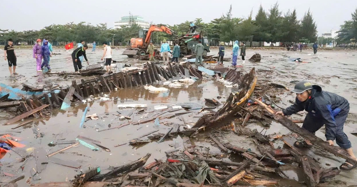 Ngư dân Nghệ An 'khóc ròng' vì tàu cá nát tươm khi mắc cạn ở cửa biển