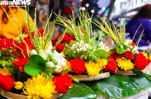 Hà Nội nhộn nhịp sắm lễ: Giá cả tăng nhẹ trước ngày mùng 1 cuối cùng năm Giáp Thìn