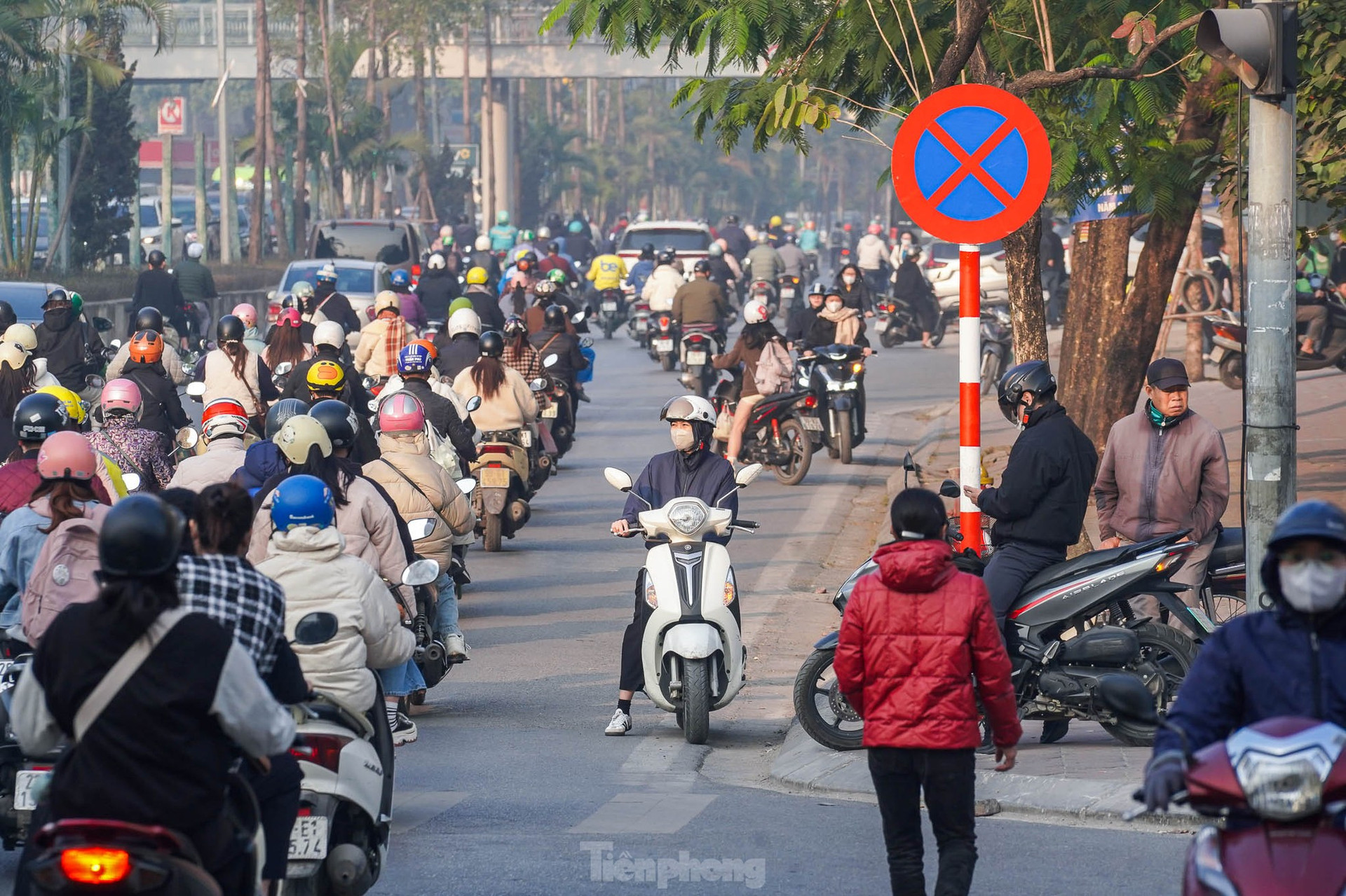 Các ngã tư ở Hà Nội 'ngay ngắn' trong ngày đi làm đầu tiên của năm 2025 ảnh 10