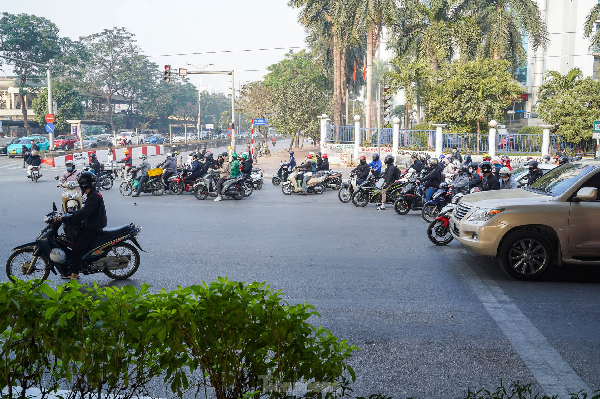 Các ngã tư ở Hà Nội 'ngay ngắn' trong ngày đi làm đầu tiên của năm 2025 ảnh 11