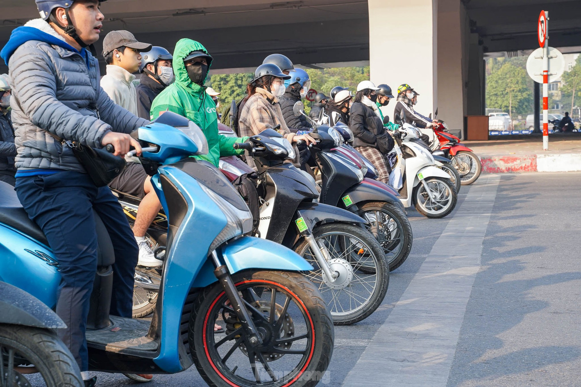 Các ngã tư ở Hà Nội 'ngay ngắn' trong ngày đi làm đầu tiên của năm 2025 ảnh 3