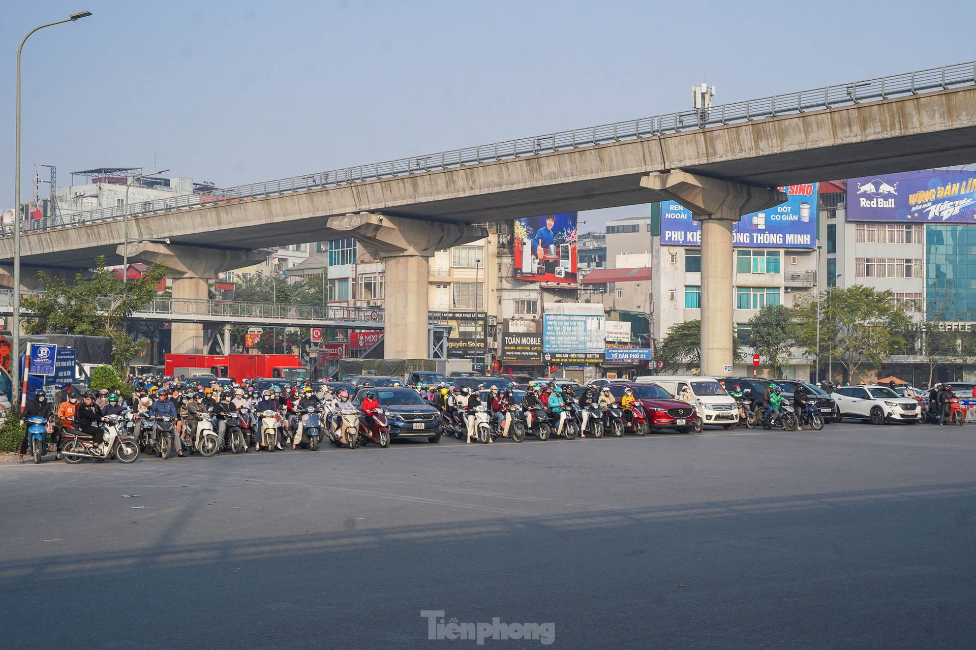 Các ngã tư ở Hà Nội 'ngay ngắn' trong ngày đi làm đầu tiên của năm 2025 ảnh 7
