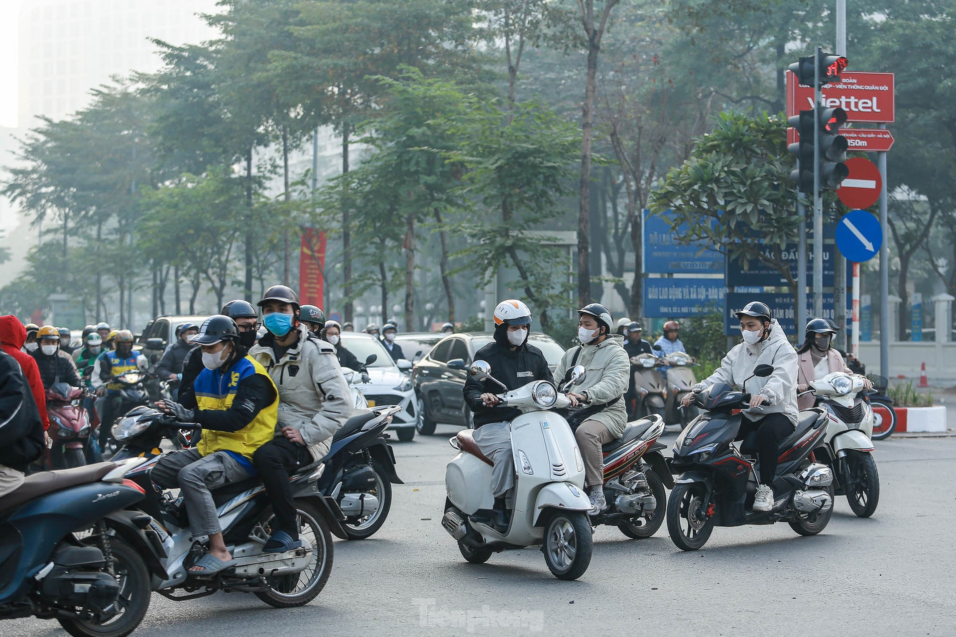 Các ngã tư ở Hà Nội 'ngay ngắn' trong ngày đi làm đầu tiên của năm 2025 ảnh 13
