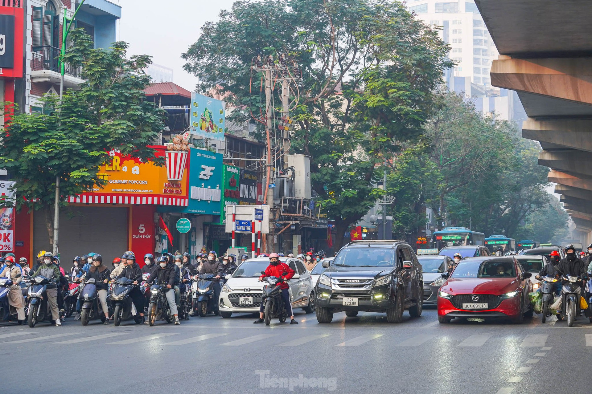Các ngã tư ở Hà Nội 'ngay ngắn' trong ngày đi làm đầu tiên của năm 2025 ảnh 5