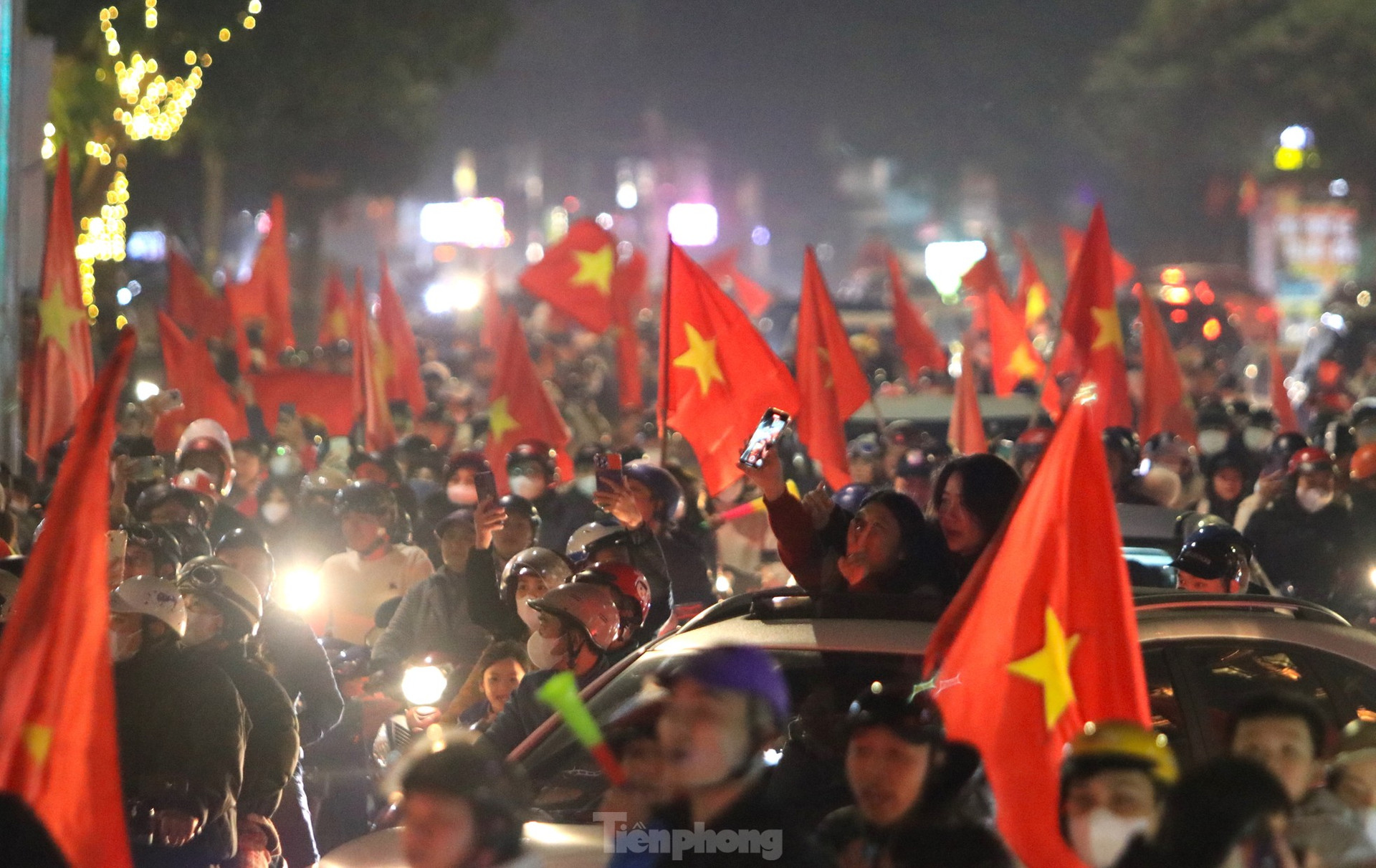 Hàng vạn người xuống đường, mang theo mâm, xô để ăn mừng Việt Nam vô địch ảnh 1