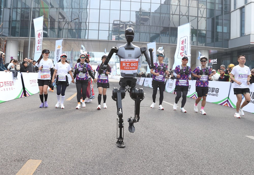 Sự kiện chưa từng có: Người và robot cùng thi chạy marathon tại Trung Quốc - ảnh 1