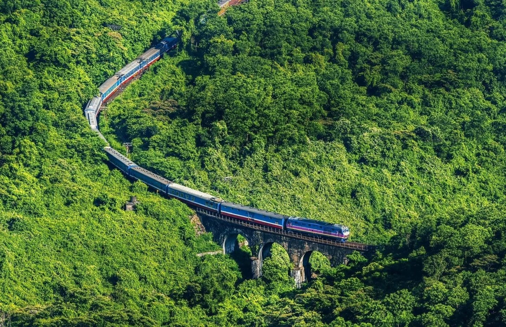 Chuyến tàu chạy hơn 1.700km của Việt Nam vào top 9 hành trình tàu hỏa đẹp nhất thế giới - ảnh 2