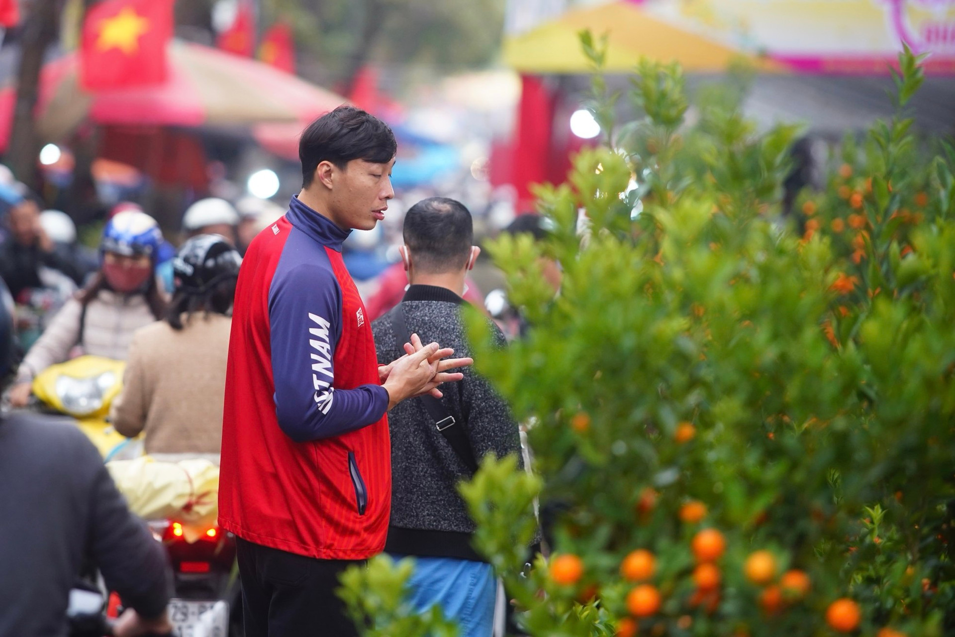 Ngày đầu kỳ nghỉ Tết Nguyên đán, người dân hồ hởi xuống phố 'săn' cành đào, cây quất ảnh 24