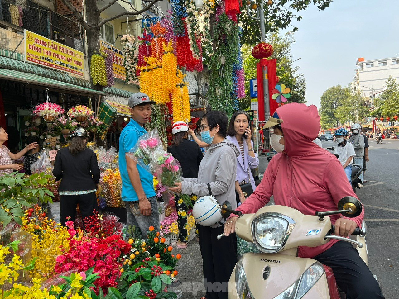 Hoa trái 'bất tử' đắt hàng ngày Tết ảnh 1