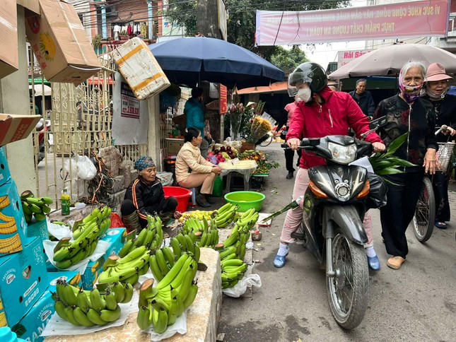 Chợ 'hét giá' hơn nửa triệu/nải chuối, nhiều người đổ vào siêu thị tìm mua ảnh 1