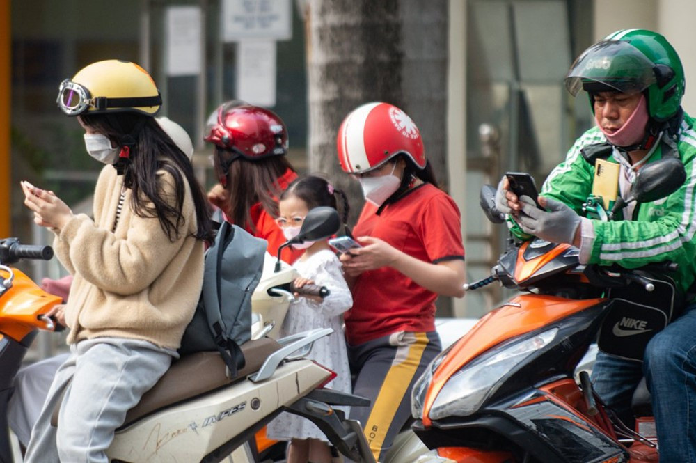 Sử dụng điện thoại khi đang dừng chờ đèn đỏ có thể bị phạt đến 1 triệu đồng - ảnh 1
