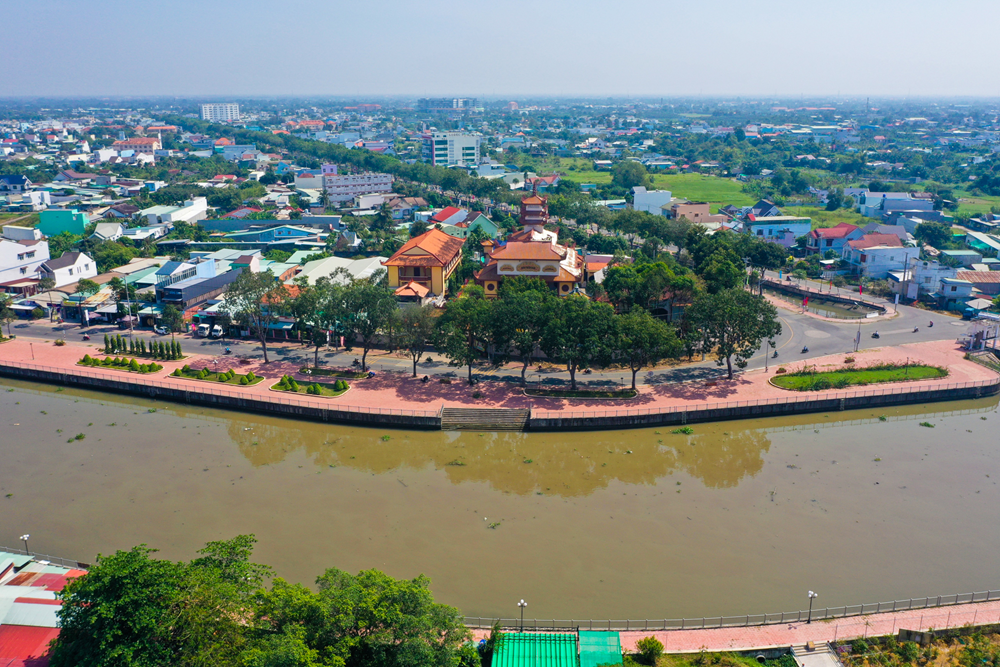 Được đầu tư hơn nửa tỷ đồng mỗi mét làm bờ kè, kênh đào đầu tiên ở miền Tây 'lột xác' ngoạn mục - ảnh 2