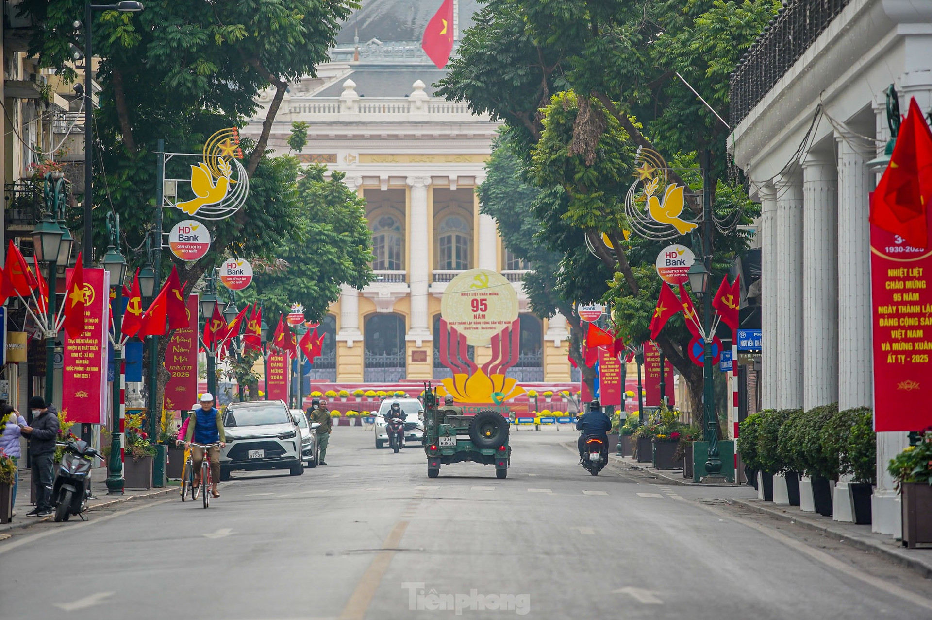 Phố phường Hà Nội bình yên sáng mùng 1 Tết ảnh 15