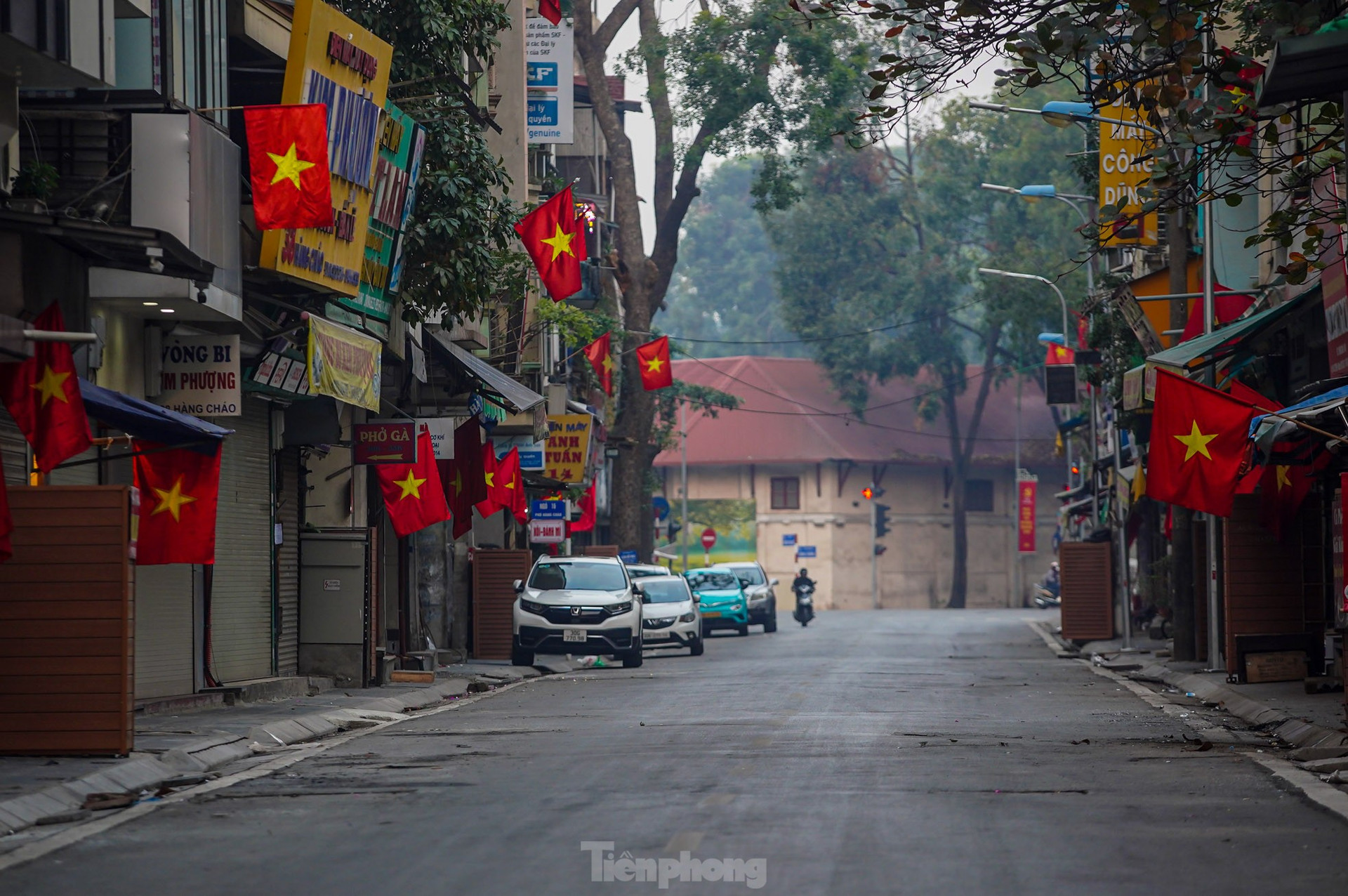 Phố phường Hà Nội bình yên sáng mùng 1 Tết ảnh 2