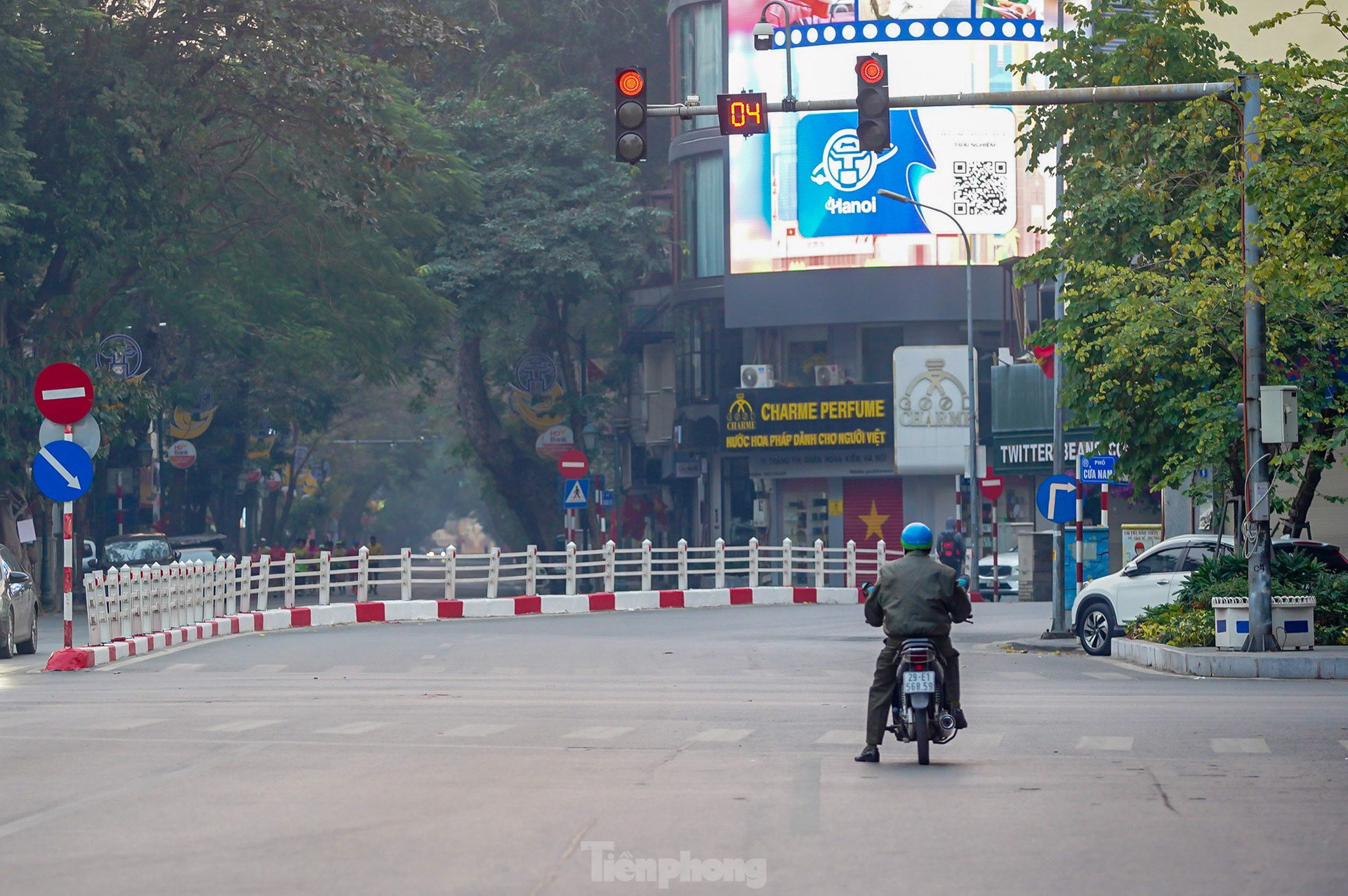 Phố phường Hà Nội bình yên sáng mùng 1 Tết ảnh 3