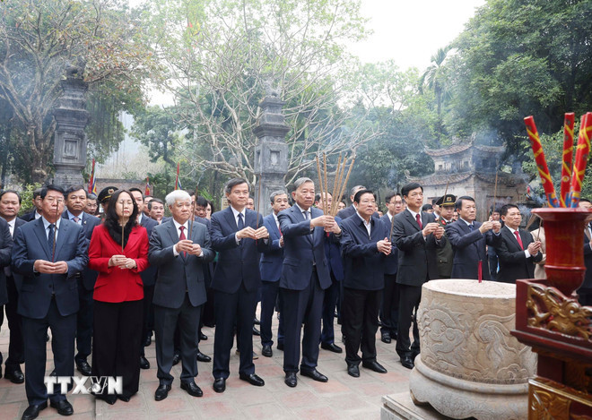 tong bi thu to lam va doan cong tac trung uong dang huong tai den tho vua dinh tien hoang va den tho vua le dai hanh 31 3.jpg