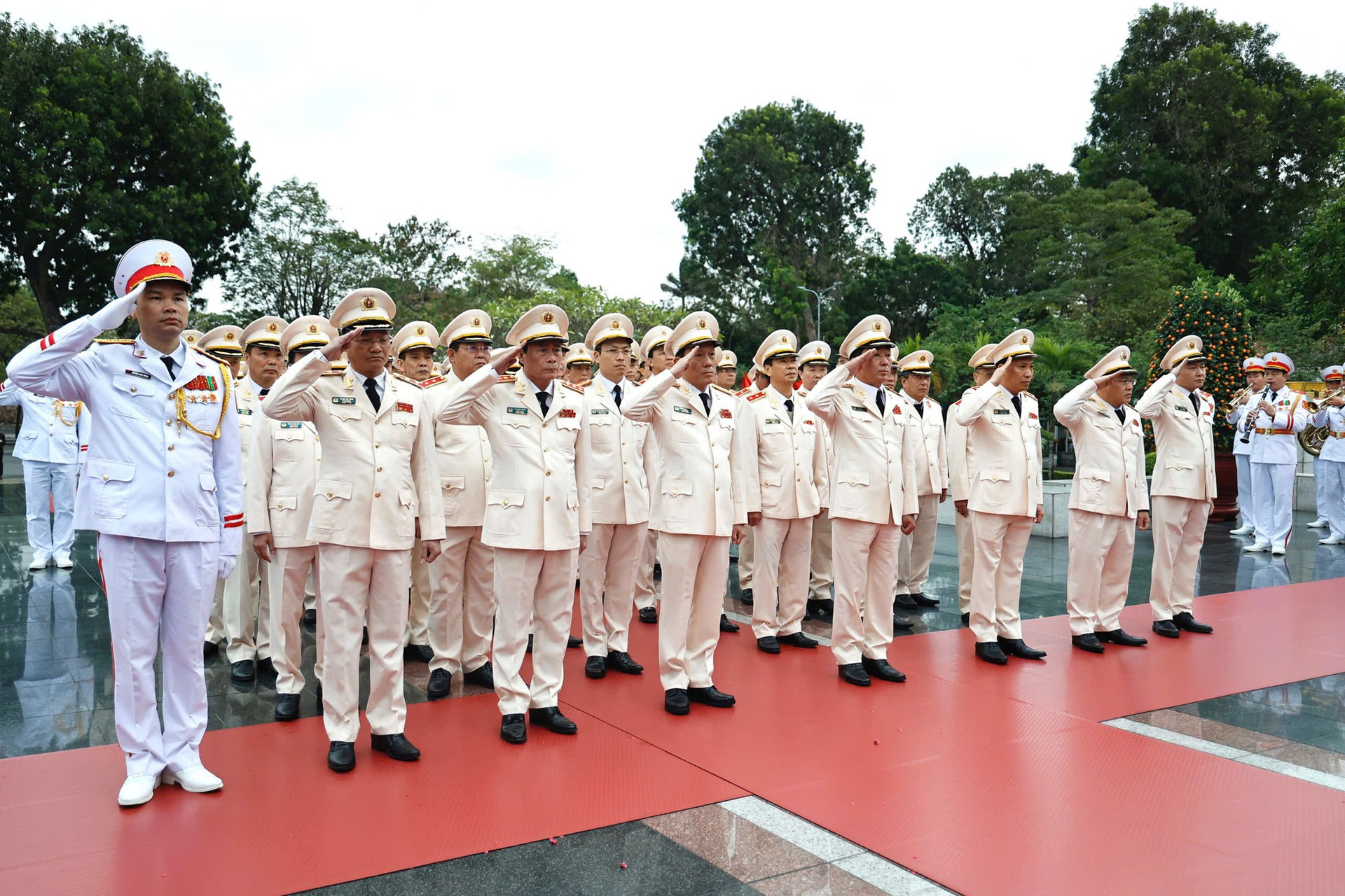 Lãnh đạo Đảng, Nhà nước vào Lăng viếng Chủ tịch Hồ Chí Minh nhân kỷ niệm 95 năm Ngày thành lập Đảng- Ảnh 7.