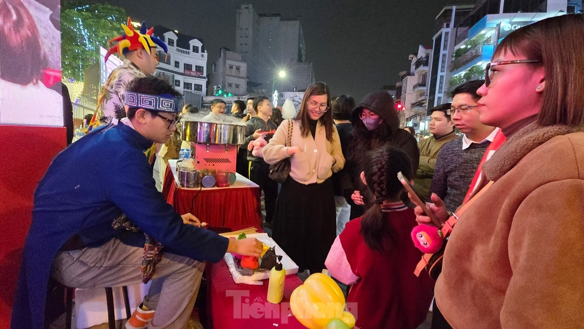 Đổ xô mua vàng, đến tối vẫn đông nghịt, cửa hàng phải dựng rào 'phân luồng' ảnh 11