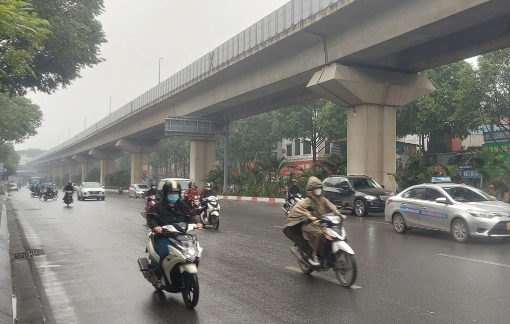 CSGT cảnh báo nguy cơ tai nạn trong thời tiết mưa phùn, nồm ẩm kéo dài: Tham gia giao thông thế nào để đảm bảo an toàn? - ảnh 1