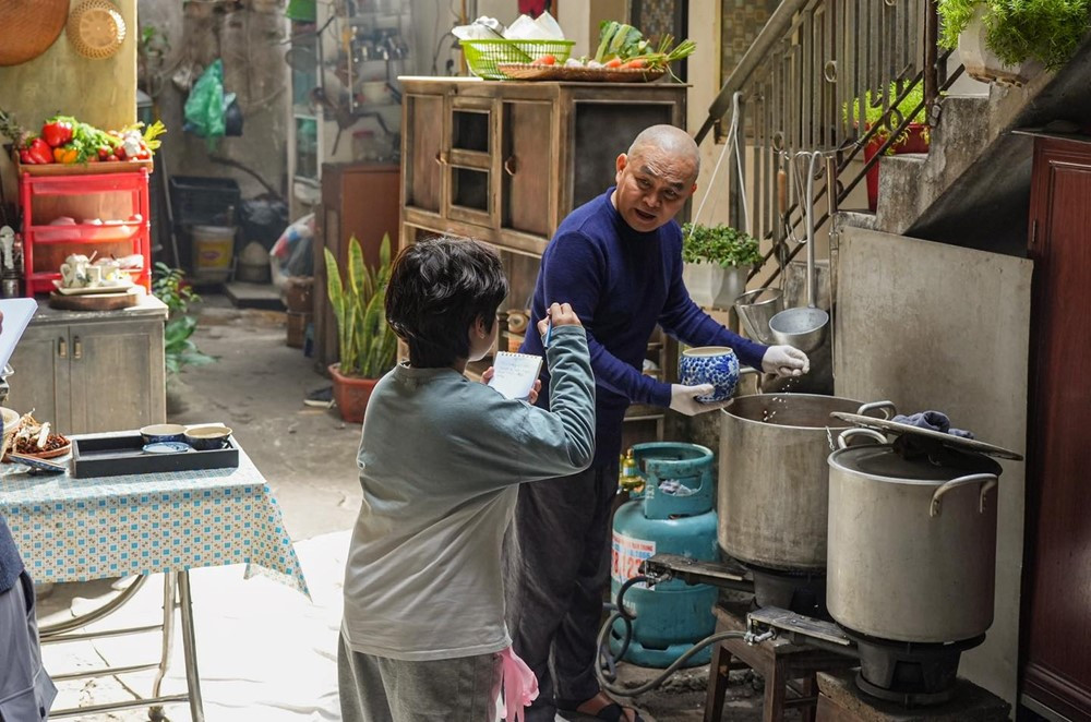 'Vua hài đất Bắc’ lần đầu phá lệ ở tuổi U70, hợp tác cùng ‘hoa hậu làng hài’ trong siêu phẩm Tết 2026 - ảnh 4