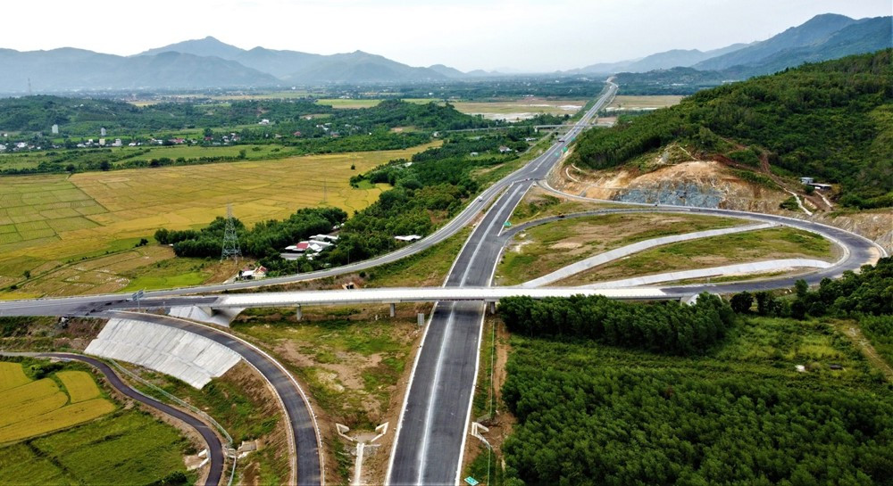 Lần đầu tiên Việt Nam có tuyến cao tốc thi công vượt tiến độ tới 8 tháng, dự kiến hoàn thành dịp 30/4: Công trình vượt núi băng rừng dài hơn 83km với tổng mức đầu tư gần 12.000 tỷ đồng - ảnh 1