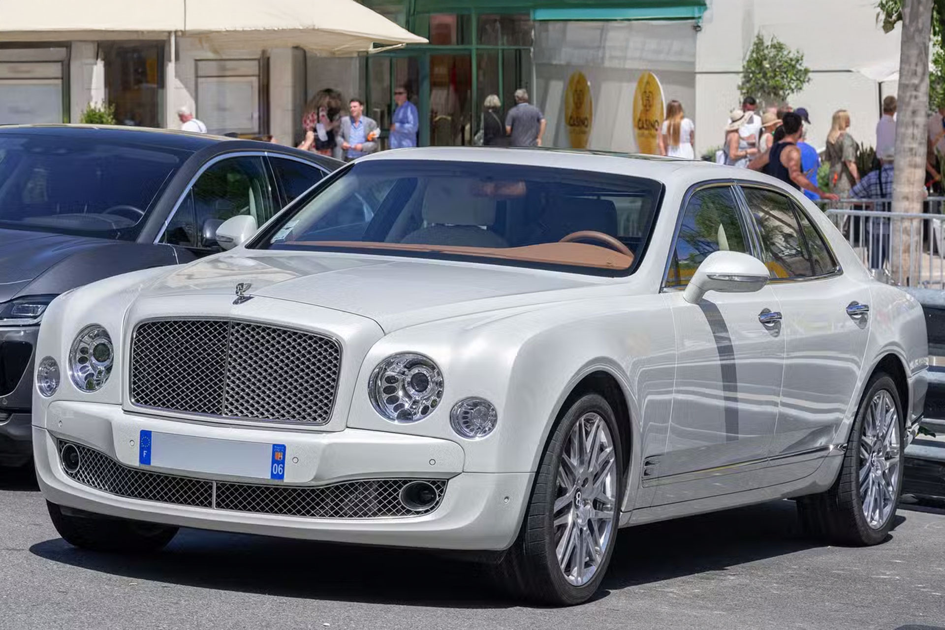 rowan atkinson 2014 bentley mulsanne birkin edition alexandre prevot wc.jpg