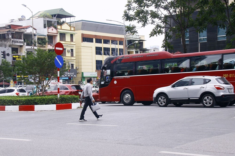 4 trường hợp đi bộ qua đường không cần phải giơ tay để ra tín hiệu mà không bị phạt - ảnh 1