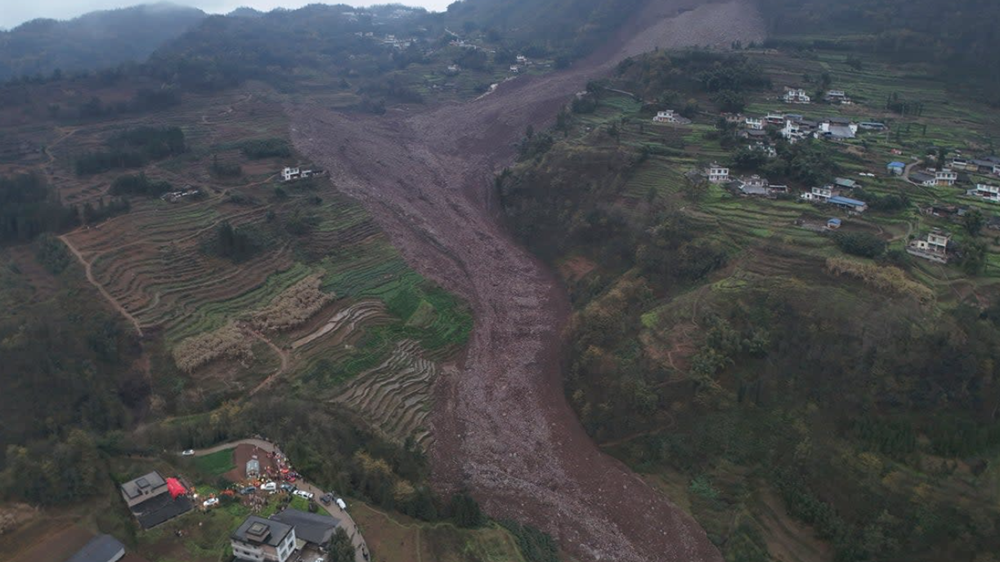 100.000m3 đất đá dội thẳng khiến 10 ngôi nhà bị chôn vùi, hàng chục người mất tích: Người dân dùng tay không tìm người sống sót, điều động khẩn cấp 1.000 cảnh sát, cứu hỏa, nhân viên y tế - ảnh 1