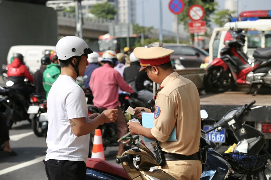 Mức phạt mới nhất đối với hành vi cố tình ‘giấu’ giấy phép lái xe khi vi phạm giao thông - ảnh 3