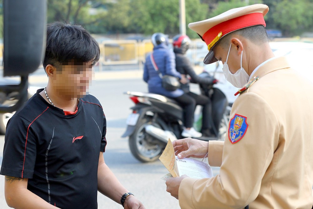 Mức phạt mới nhất đối với hành vi cố tình ‘giấu’ giấy phép lái xe khi vi phạm giao thông - ảnh 2